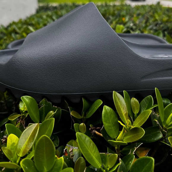 2023 Yeezy Slides in Slate Grey - Picture 6 of 9